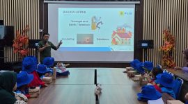 Anak-anak antusias mengikuti penjelasan tentang bahaya listrik seperti korsleting dan kebakaran dalam sesi pelatihan keselamatan listrik yang digelar PLN UPK Tambora. (Dok. PLN)