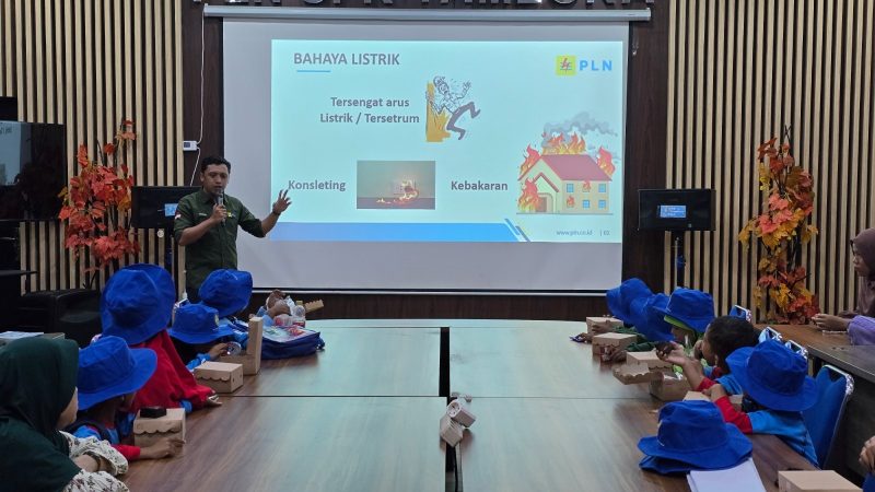 Anak-anak antusias mengikuti penjelasan tentang bahaya listrik seperti korsleting dan kebakaran dalam sesi pelatihan keselamatan listrik yang digelar PLN UPK Tambora. (Dok. PLN)