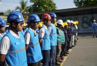 Tim PLN melakukan pengecekan peralatan keselamatan secara detail sebagai bagian dari komitmen Zero Accident dalam pelaksanaan BPBL 2025. (Dok. PLN)