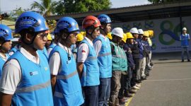 Tim PLN melakukan pengecekan peralatan keselamatan secara detail sebagai bagian dari komitmen Zero Accident dalam pelaksanaan BPBL 2025. (Dok. PLN)