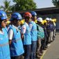 Tim PLN melakukan pengecekan peralatan keselamatan secara detail sebagai bagian dari komitmen Zero Accident dalam pelaksanaan BPBL 2025. (Dok. PLN)