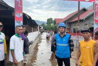 Petugas PLN turun langsung ke lokasi banjir di Desa Monggo, Madapangga, untuk memastikan kondisi jaringan sekaligus berkoordinasi dengan warga setempat. (Dok. PLN)