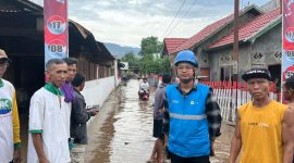 Petugas PLN turun langsung ke lokasi banjir di Desa Monggo, Madapangga, untuk memastikan kondisi jaringan sekaligus berkoordinasi dengan warga setempat. (Dok. PLN)