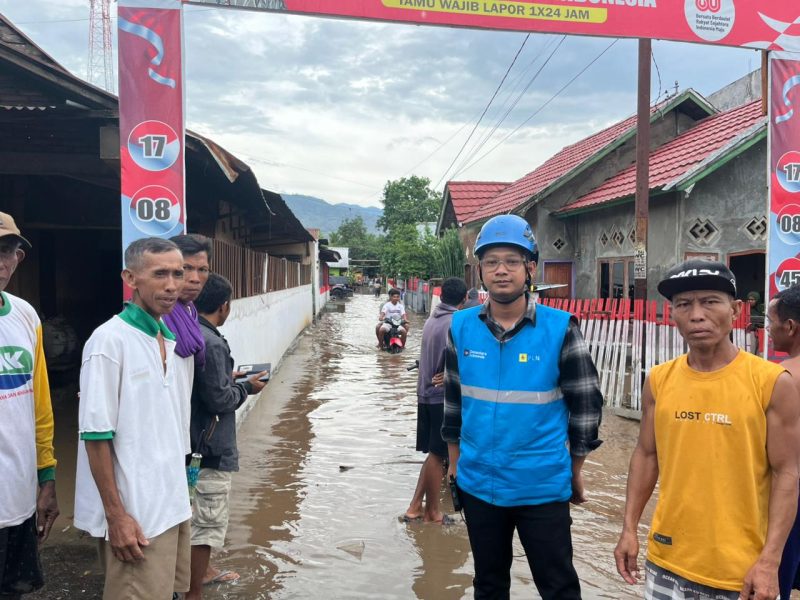 Petugas PLN turun langsung ke lokasi banjir di Desa Monggo, Madapangga, untuk memastikan kondisi jaringan sekaligus berkoordinasi dengan warga setempat. (Dok. PLN)