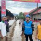 Petugas PLN turun langsung ke lokasi banjir di Desa Monggo, Madapangga, untuk memastikan kondisi jaringan sekaligus berkoordinasi dengan warga setempat. (Dok. PLN)