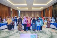 Para narasumber dan ratusan peserta berpose bersama dalam Forum Grow with Grace sebagai simbol kolaborasi penguatan peran perempuan di NTB. (Foto: Dok. PLN)