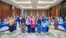 Para narasumber dan ratusan peserta berpose bersama dalam Forum Grow with Grace sebagai simbol kolaborasi penguatan peran perempuan di NTB. (Foto: Dok. PLN)