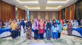 Para narasumber dan ratusan peserta berpose bersama dalam Forum Grow with Grace sebagai simbol kolaborasi penguatan peran perempuan di NTB. (Foto: Dok. PLN)