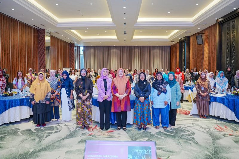 Para narasumber dan ratusan peserta berpose bersama dalam Forum Grow with Grace sebagai simbol kolaborasi penguatan peran perempuan di NTB. (Foto: Dok. PLN)