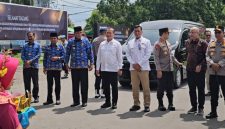 Para pejabat daerah dan aparat kepolisian menghadiri kegiatan nasional ‘Koperasi untuk Negeri, Polri untuk Masyarakat’ di Sumbawa. (Foto: Dok. PLN)