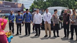 Para pejabat daerah dan aparat kepolisian menghadiri kegiatan nasional ‘Koperasi untuk Negeri, Polri untuk Masyarakat’ di Sumbawa. (Foto: Dok. PLN)