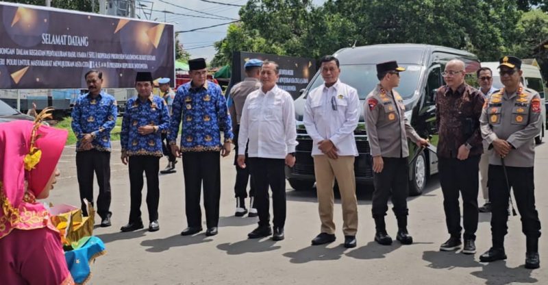 Para pejabat daerah dan aparat kepolisian menghadiri kegiatan nasional ‘Koperasi untuk Negeri, Polri untuk Masyarakat’ di Sumbawa. (Foto: Dok. PLN)