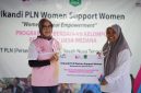 Peserta program Womenpreneur Empowerment Desa Medana menerima pendampingan langsung dari Srikandi PLN dan Klub Baca Perempuan dalam proses pengembangan UMKM. (Foto: Dok. PLN)