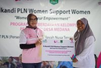 Peserta program Womenpreneur Empowerment Desa Medana menerima pendampingan langsung dari Srikandi PLN dan Klub Baca Perempuan dalam proses pengembangan UMKM. (Foto: Dok. PLN)