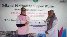Peserta program Womenpreneur Empowerment Desa Medana menerima pendampingan langsung dari Srikandi PLN dan Klub Baca Perempuan dalam proses pengembangan UMKM. (Foto: Dok. PLN)