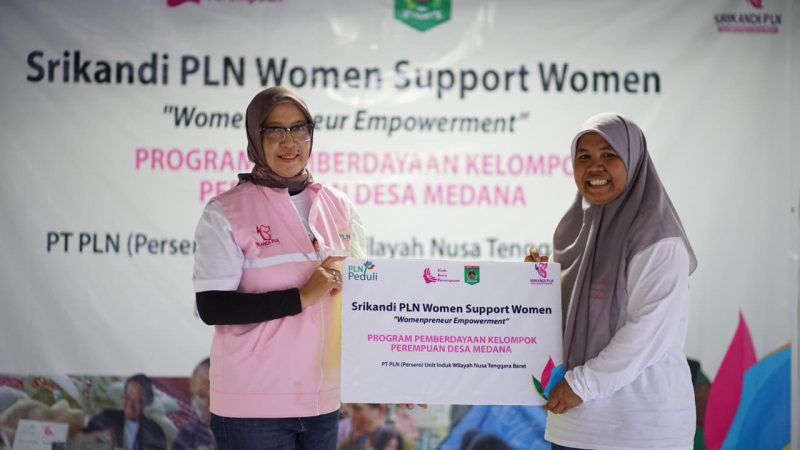 Peserta program Womenpreneur Empowerment Desa Medana menerima pendampingan langsung dari Srikandi PLN dan Klub Baca Perempuan dalam proses pengembangan UMKM. (Foto: Dok. PLN)