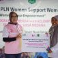 Peserta program Womenpreneur Empowerment Desa Medana menerima pendampingan langsung dari Srikandi PLN dan Klub Baca Perempuan dalam proses pengembangan UMKM. (Foto: Dok. PLN)