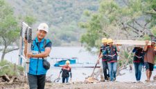 Petugas PLN mengangkut peralatan PLTS melintasi medan pulau terpencil sebelum proses penyalaan SUPERSUN di Gili Tapan dan Gili Ngali. (Foto: Dok. PLN)