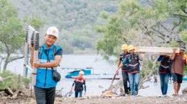 Petugas PLN mengangkut peralatan PLTS melintasi medan pulau terpencil sebelum proses penyalaan SUPERSUN di Gili Tapan dan Gili Ngali. (Foto: Dok. PLN)