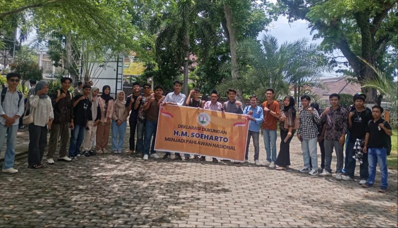 Sejumlah pemuda NTB dari Laskar Pemuda Bumi Gora menyatakan dukungan pemberian gelar Pahlawan Nasional kepada Presiden ke-2 RI, H.M. Soeharto. (Foto: Istimewa)