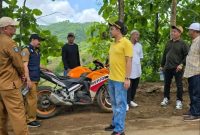Kunjungan lapangan Kadis PUPR Lombok Barat bersama pimpinan DPRD Lombok Barat untuk melihat progres pekerjaan Jalan Lendang Re–Menjut. (Foto: Istimewa)