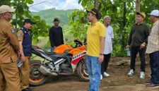 Kunjungan lapangan Kadis PUPR Lombok Barat bersama pimpinan DPRD Lombok Barat untuk melihat progres pekerjaan Jalan Lendang Re–Menjut. (Foto: Istimewa)