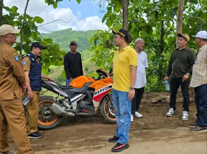 Kunjungan lapangan Kadis PUPR Lombok Barat bersama pimpinan DPRD Lombok Barat untuk melihat progres pekerjaan Jalan Lendang Re–Menjut. (Foto: Istimewa)