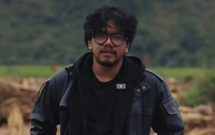 Influencer sekaligus aktivis kemanusiaan Ferry Irwandi menyampaikan analisis ilmiah terkait dampak kayu hanyut dalam banjir bandang di Sumatera. (Foto: Istimewa)