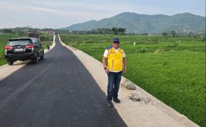 Kepala Satker PJN Wilayah I NTB meninjau langsung kondisi jalan Pesanggrahan–Kumbak pasca penyelesaian pekerjaan fisik.