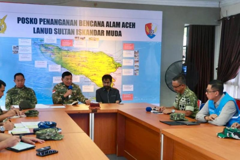 PLN bersama TNI, Polri, dan Pemerintah Aceh menggelar rapat koordinasi di Posko Penanganan Bencana Lanud Sultan Iskandar Muda guna mempercepat recovery kelistrikan Aceh. (Foto: Dok. PLN)