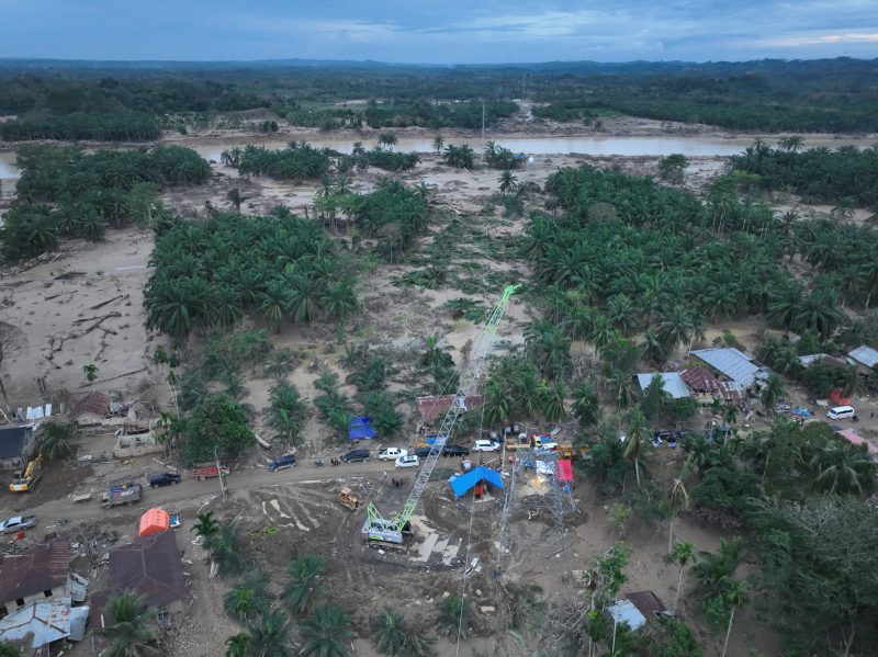 PLN juga memodifikasi alat berat atau crane menjadi tower darurat untuk mengganti salah satu tower yang terdampak bencana di jalur transmisi 150 kV Pangkalan Brandan - Langsa. (Dok. PLN)