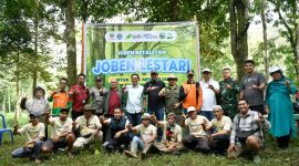 Komunitas Proklim Joben Lestari, didukung mitra dan relawan, melaksanakan aksi penghijauan di kawasan Joben, Lombok Timur sebagai implementasi ekonomi hijau berbasis komunitas. (Foto: Istimewa)
