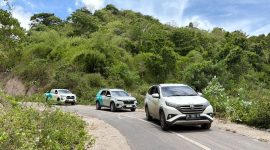 Armada PLN menembus medan perbukitan menuju sekolah terpencil, memastikan akses energi bersih hadir bagi dunia pendidikan di pelosok Bima dan Dompu. (Foto: Dok. PLN)