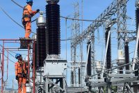 Tim pemeliharaan UPT Mataram melakukan pengecekan dan perawatan peralatan pada Bay Line 150 kV di Gardu Induk Labuhan, Sumbawa.(Foto: Dok. PLN)