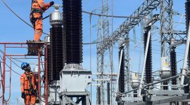 Tim pemeliharaan UPT Mataram melakukan pengecekan dan perawatan peralatan pada Bay Line 150 kV di Gardu Induk Labuhan, Sumbawa.(Foto: Dok. PLN)