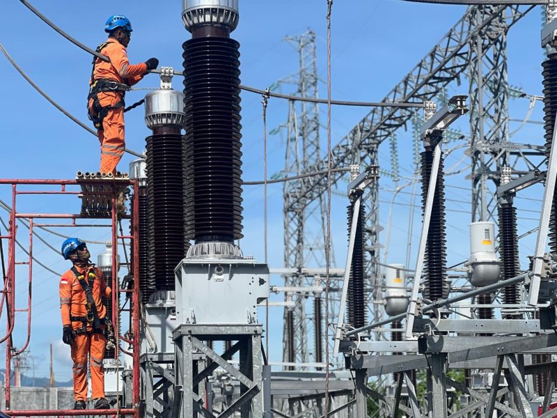 Tim pemeliharaan UPT Mataram melakukan pengecekan dan perawatan peralatan pada Bay Line 150 kV di Gardu Induk Labuhan, Sumbawa.(Foto: Dok. PLN)