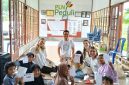 Mahasiswa Belanda dan Jerman bersama anak-anak Ecoschool Lentera Intergeneration menunjukkan hasil karya edukatif dalam kegiatan literasi kesehatan yang didukung PLN UIW NTB. (Foto: Dok. PLN)