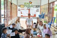 Mahasiswa Belanda dan Jerman bersama anak-anak Ecoschool Lentera Intergeneration menunjukkan hasil karya edukatif dalam kegiatan literasi kesehatan yang didukung PLN UIW NTB. (Foto: Dok. PLN)