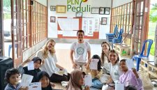 Mahasiswa Belanda dan Jerman bersama anak-anak Ecoschool Lentera Intergeneration menunjukkan hasil karya edukatif dalam kegiatan literasi kesehatan yang didukung PLN UIW NTB. (Foto: Dok. PLN)