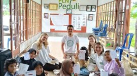 Mahasiswa Belanda dan Jerman bersama anak-anak Ecoschool Lentera Intergeneration menunjukkan hasil karya edukatif dalam kegiatan literasi kesehatan yang didukung PLN UIW NTB. (Foto: Dok. PLN)