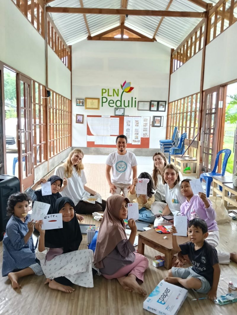 Mahasiswa Belanda dan Jerman bersama anak-anak Ecoschool Lentera Intergeneration menunjukkan hasil karya edukatif dalam kegiatan literasi kesehatan yang didukung PLN UIW NTB. (Foto: Dok. PLN)
