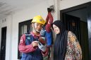 Petugas PLN memberikan edukasi keselamatan dan penggunaan layanan digital kepada pelanggan saat melakukan pengecekan instalasi listrik di rumah. (Foto: Dok. PLN)
