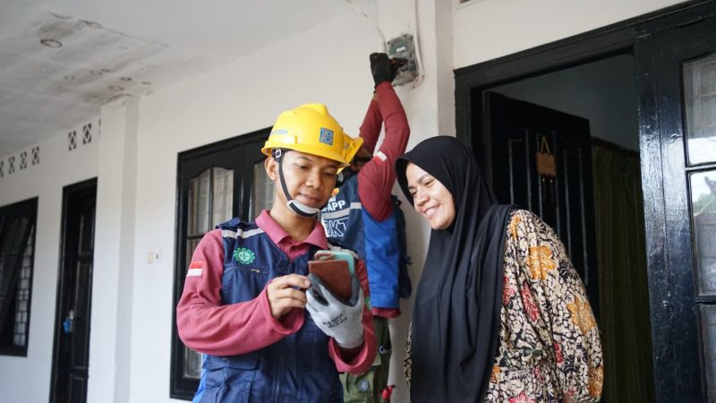 Petugas PLN memberikan edukasi keselamatan dan penggunaan layanan digital kepada pelanggan saat melakukan pengecekan instalasi listrik di rumah. (Foto: Dok. PLN)