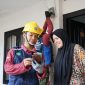 Petugas PLN memberikan edukasi keselamatan dan penggunaan layanan digital kepada pelanggan saat melakukan pengecekan instalasi listrik di rumah. (Foto: Dok. PLN)