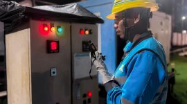 Petugas PLN mengecek kondisi panel dan genset cadangan sebagai bagian dari pengamanan kelistrikan berlapis pada MTQ Lombok Timur 2025. (Dok. PLN)