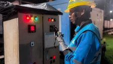 Petugas PLN memonitor pasokan listrik di lokasi MTQ Lombok Timur 2025 di Aikmel untuk memastikan seluruh rangkaian acara berjalan lancar. (Dok. PLN)