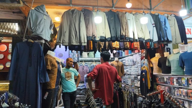 Warga mulai beraktivitas kembali di pusat perbelanjaan setelah aliran listrik di Aceh berangsur pulih berkat kerja cepat petugas di lapangan. (Dok. PLN)