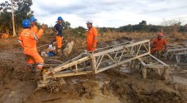 Tim PLN bekerja di tengah lumpur tebal untuk membangun ulang struktur tower dan memperbaiki jaringan transmisi yang terdampak banjir. (Dok. PLN)