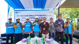 Jajaran pimpinan PLN bersama Pemerintah Provinsi NTB dan pemangku kepentingan berfoto bersama usai peresmian SPKLU Center pertama di Nusa Tenggara Barat. (Dok. PLN)