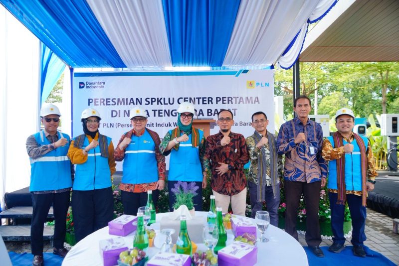 Jajaran pimpinan PLN bersama Pemerintah Provinsi NTB dan pemangku kepentingan berfoto bersama usai peresmian SPKLU Center pertama di Nusa Tenggara Barat. (Dok. PLN)